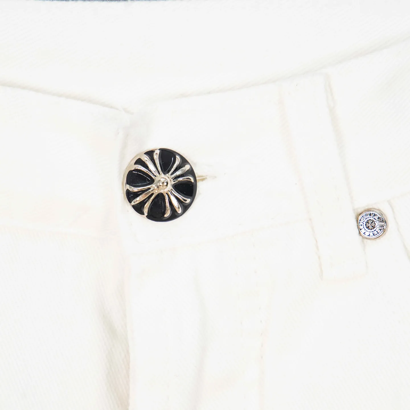 P220 (high version, running quantity) Chrome Hearts white pants, green leather, hot style patchwork couple's bestie jeans. CH jeans need to be washed and then disassembled and hand-ordered with sheepskin cross leather and then spliced ​​together. The whole piece has too many craftsmanship to describe. The patches are decorated with cross flowers, and the high-waisted washed jeans! ! Absolutely high-end luxury products, god-level single products and super popular products, made with top heavy industry, a must-see magic weapon. Customized hardware. The fabric is thick and soft after washing. It has good breathability. Customized small leather label. Unique design. The details are simple and elegant, and the workmanship is exquisite. The entire trousers are neatly routed and the details are in place! It’s so cool that both men and women can easily control the genderless trend! Style number: 1816# Color: white pants and green leather Size: 28 30 32 34 36